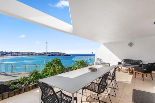 una sala da pranzo con vista sull'oceano di Absolute Beachfront Luxury a Sydney