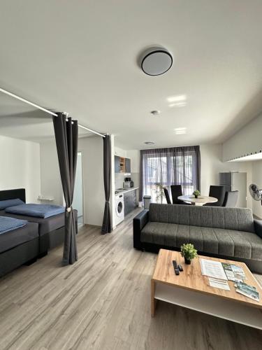 una sala de estar con un sofá y una mesa en Star Ferien Appartement, en Otterndorf