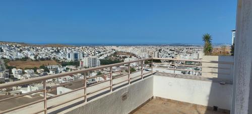 a balcony with a view of a city at Appartement terrasse Ennasr in Ariana