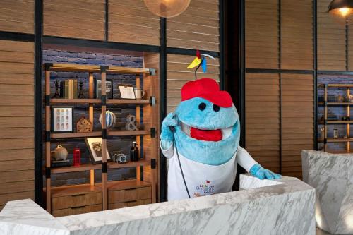 Ruang duduk di Four Points by Sheraton Phuket Patong Beach Resort