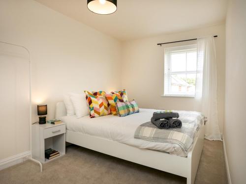 Voodi või voodid majutusasutuse Cosy Brinsley Stay EV Garden WiFi Office Pass The Keys toas