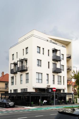 シビウにあるD36 Residenceの白い建物