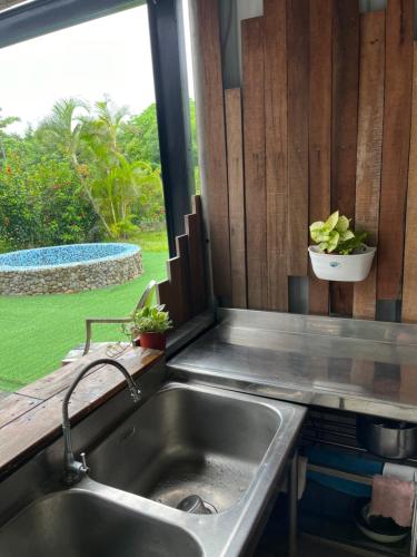 a kitchen counter with a sink and a window at 夏日禾風庭園包棟 in Checheng