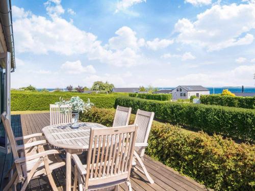 6 person holiday home in Hejlsにあるバルコニーまたはテラス