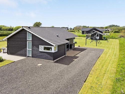 ノーポにある7 person holiday home in Nordborg-By Traumの砂利道の家