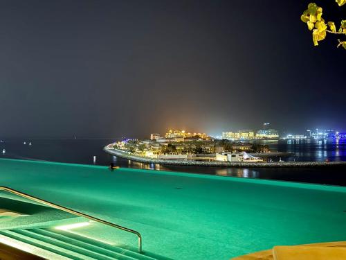 Seaside Bliss Chic 1BR with Balcony, Pool & Gym