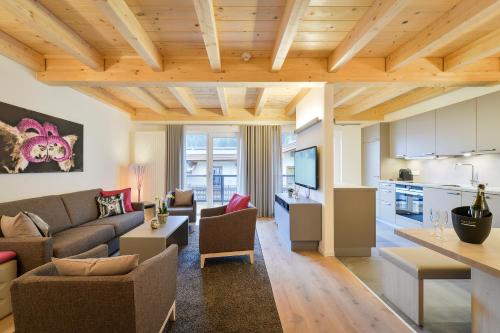 a living room with a couch and a table at Schlosskopf Suiten in Sankt Anton am Arlberg