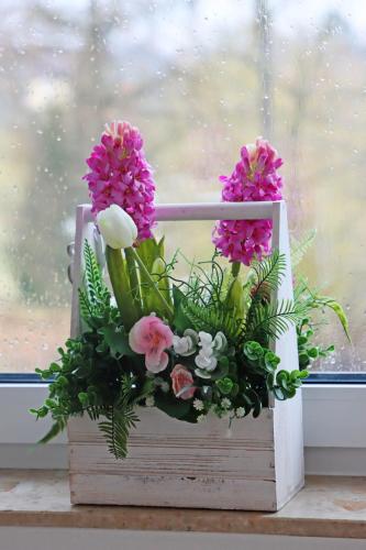 a wooden box with pink flowers in a window at Centrum Edukacji Ekologiczno-Turystycznej in Myczków