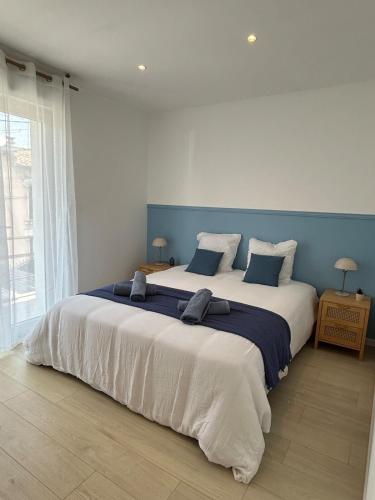 ein Schlafzimmer mit einem großen Bett und blauen Wänden in der Unterkunft Casa Victoria in Ruelle-sur-Touvre