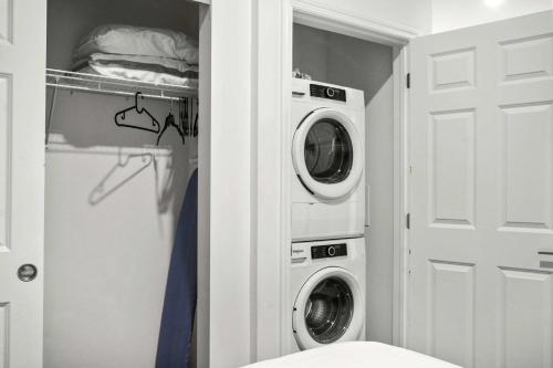 a laundry room with two washer and dryer at CozySuites Stunning 1BR in Downtown Pitts 41 in Pittsburgh