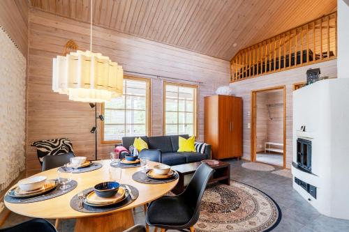 una sala de estar con una mesa y un sofá en Villa Sinirinta, Ounasvaara, en Rovaniemi