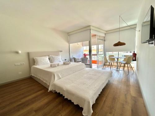 ein Schlafzimmer mit einem Bett, einem Tisch und Stühlen in der Unterkunft salgado`s nest in Portimão