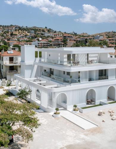 una vista aérea de una casa blanca en FOS Luxury Suites, en Nikiti