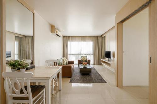 Μια τηλεόραση ή/και κέντρο ψυχαγωγίας στο Jolly Suites&Spa Petkasem