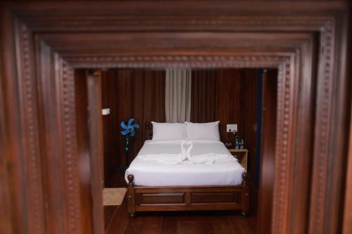 Postel nebo postele na pokoji v ubytování Coorg Riverness Resort