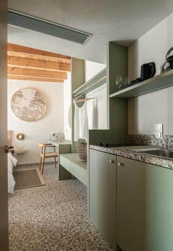 Una cocina o zona de cocina en FOS Luxury Suites