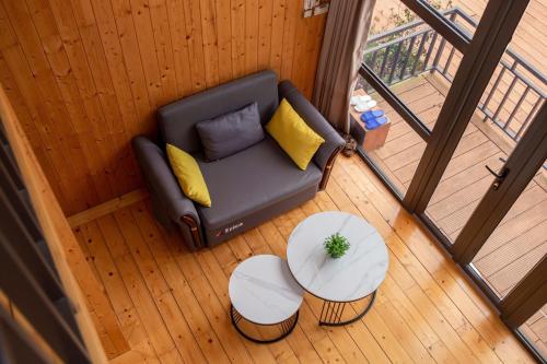 an overhead view of a couch and a table at Tom's Du Già Homestay in Làng Cac