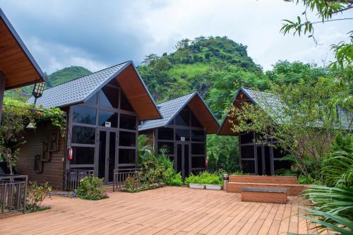 a row of houses with trees in the background at Tom's Du Già Homestay in Làng Cac