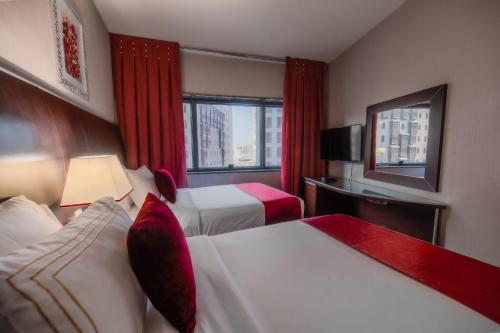 Letto o letti in una camera di Maysan Al Harithia Hotel