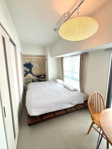 a small bedroom with a bed and a window at Geisha Blue IMAIKE 2 in Nagoya