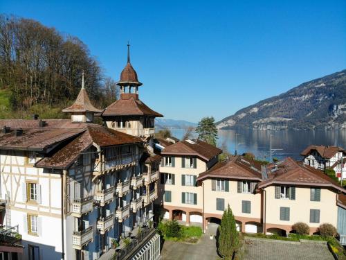 - une vue sur une ville avec un lac et des montagnes dans l'établissement Hotel Du Lac - Self Check-in, à Därligen