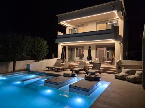 Cantouni Villa, Luxury 5BR Retreat with Pool & Jacuzzi Near Town by Villa Mana Gers