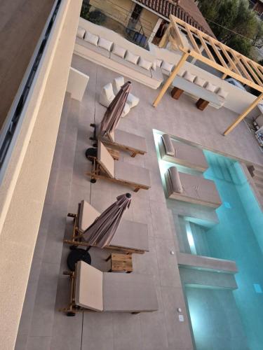 Бассейн в Cantouni Villa, Luxury 5BR Retreat with Pool & Jacuzzi Near Town by Villa Mana Gers или поблизости
