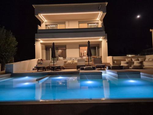 Бассейн в Cantouni Villa, Luxury 5BR Retreat with Pool & Jacuzzi Near Town by Villa Mana Gers или поблизости