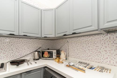 a kitchen with white cabinets and a counter top at شقة الصواري الفاخرة in Jeddah
