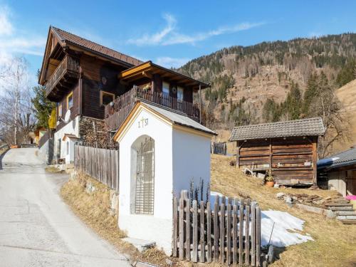 ein kleines Haus mit einem Zaun davor in der Unterkunft Chalet in Rangersdorf near Ski Slopes in Rangersdorf