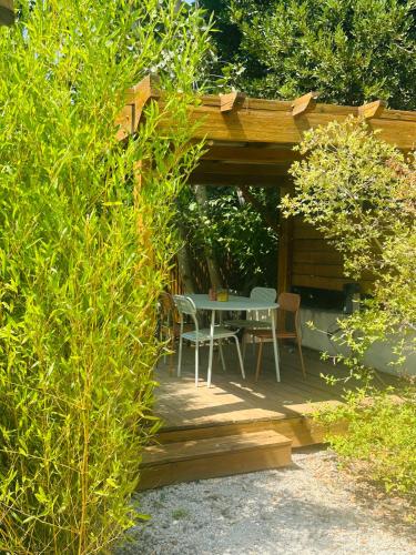 Κήπος έξω από το La Maison d Alys
