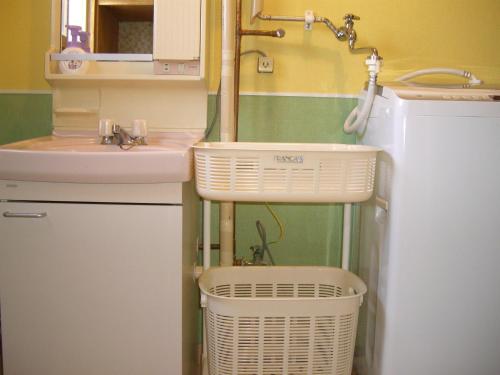 un piccolo bagno con lavandino e lavandino di Cottage Clover - Vacation STAY 04558v a Biei