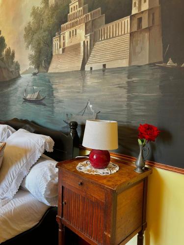 Una cama o camas en una habitación de Château de Mongazon