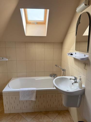 a bathroom with a tub and a sink at Babie Lato in Włodarka