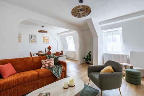 a living room with a couch and a table at Saint-Louis Centre, Logement idéal voyageurs in Saint-Louis