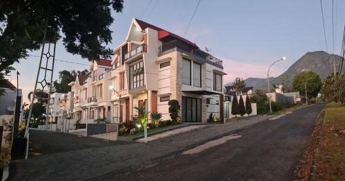 a street with a building on the side of a road at Serene Villa in Batu with 3 Bedrooms and a Rooftop in Batu