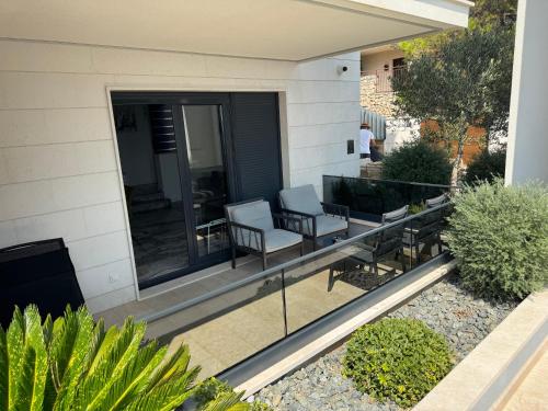 Balkoni atau teres di Luxury Beachfront Villa Carlisa