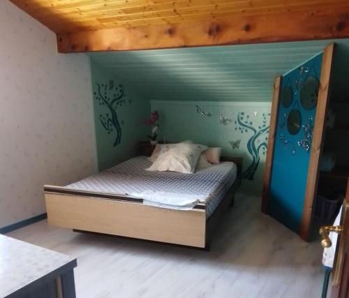 un dormitorio con una cama en una habitación en Zimmer mit Frühstück, en Challes-les-Eaux