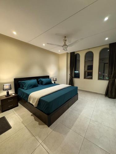 Postel nebo postele na pokoji v ubytování Skyline Suit 1BHK Gulberg