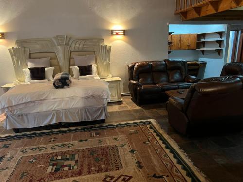 Postel nebo postele na pokoji v ubytování One Love Suites Mokopane