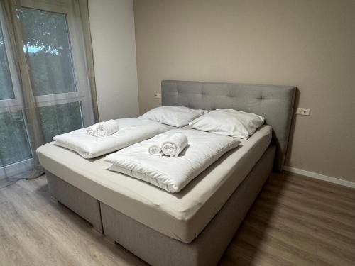 Ένα ή περισσότερα κρεβάτια σε δωμάτιο στο Design 3-Zi apartment 10min zu Metzingen Stadtmitte