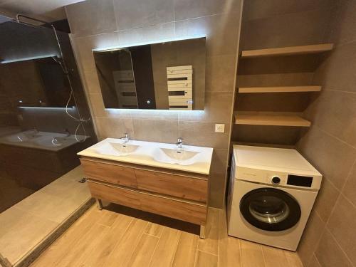 a bathroom with a sink and a washing machine at Vue incroyable sur la baie de La Ciotat in La Ciotat