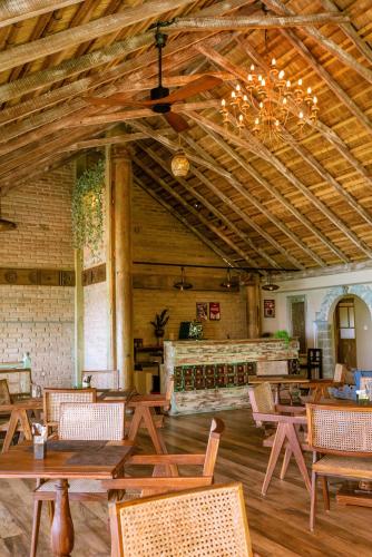 Un restaurante o sitio para comer en Aga Surf View