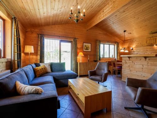 Χώρος καθιστικού στο Bungalow in Holten near Forest Trails