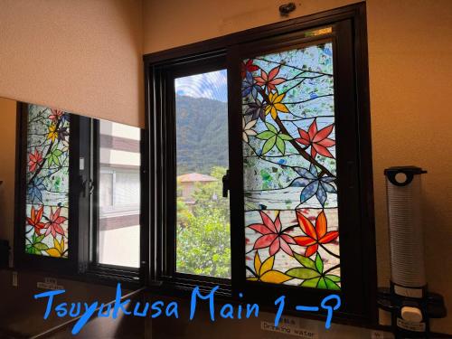 a window with a view of a mountain at Tsuyukusa in Takayama