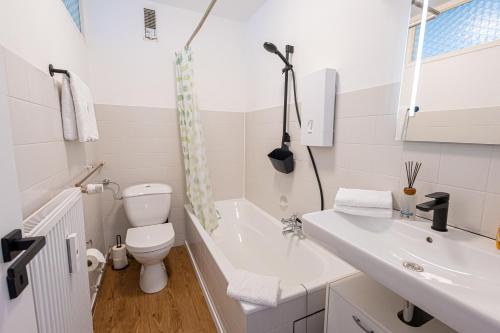 Ένα μπάνιο στο Egge Suite - Zentral in Kurklinik&Parknähe, Küche, Balkon, Badewanne, Smart TV, Arbeitsplatz, 1-3P