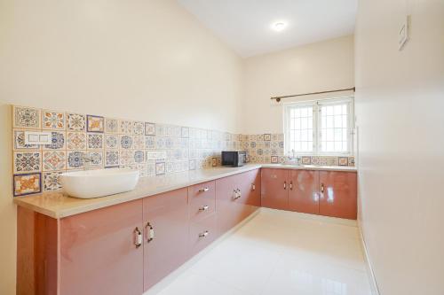 Kuchyň nebo kuchyňský kout v ubytování Bougainvillea Suites 1 - 2 BHK Apartment