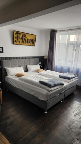 ein großes Bett in einem Schlafzimmer mit Fenster in der Unterkunft Beim Alfred in Miltenberg