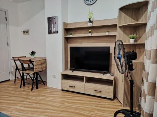 TV a/nebo společenská místnost v ubytování Magoncia Condo Feel at Home and Enjoy Vacation