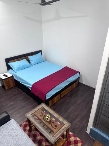 a small bedroom with a bed and a table at skyblue in Jāmb